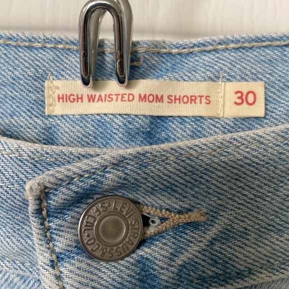 Like New Levi’s High Waisted Mom Shorts - Picture 5 of 5